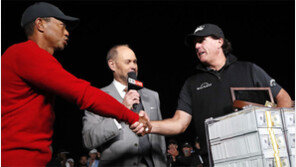 미컬슨, 우즈 꺾고 900만 달러 독식