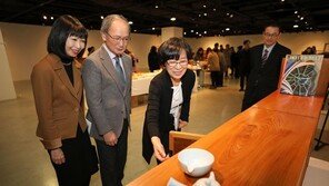 목가구展 찾은 日대사 “한일 문화 공통점 이어가자”