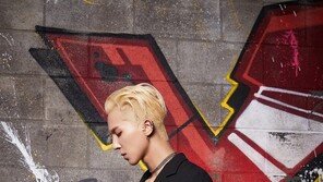 ‘첫 앨범’ 송민호 “제니와 1위 경쟁? 굉장히 좋은 일”