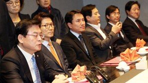 정우택 “홍준표, 바퀴벌레처럼 왜 스멀스멀 기어 나오는지”