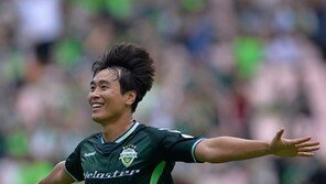 ‘전설’ 이동국, 40대 되는 내년에도 현역…전북현대와 1년 재계약 