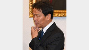 임종석 “익숙함 두려워 해야…다시 맘 다잡고 옷깃 여미자” 靑 전 직원에 메일