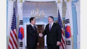 폼페이오 “한국과 北비핵화 보조 맞추고 있어”