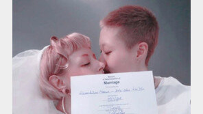 성룡 딸, 인스타그램 통해 동성결혼 사실 밝혀