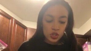 워싱턴 흔드는 美 최연소 여성의원의 ‘인스타그램 정치’