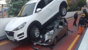 주차장 오르막길서 후진하던 ‘투싼’, ‘모닝’ 올라타 3명 부상