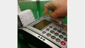 年매출 500억 가맹점도 혜택… 카드업계는 수익 8000억 줄어