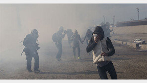 美, 국경 넘으려는 이민자들에 최루가스 발사