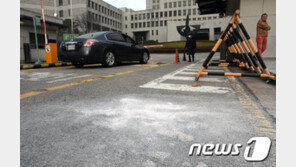 김명수 대법원장 출근차에 화염병 던진 70대 검거…차에 불 안 붙어