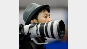 ‘울부짖는 아이’, 로이터 한국인 기자가 찍은 캐러밴 사진 속에는…