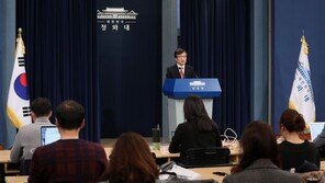靑 “국가안보실 사칭 메일 반국가 행태…경찰 수사의뢰”