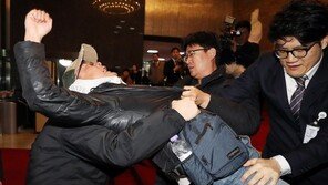 “발달장애인 예산 지켜달라”…국회 기습 진입한 부모들