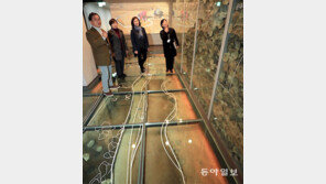 고흥분청문화박물관 둘러보는 관람객들