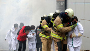 마스크-손수건으로 입 가리고… 화재 대피 훈련