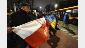 크림반도 4년만에 전운… 유럽 일제히 러시아 성토, 美는 비난 자제