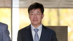 ‘돈봉투 만찬’ 이영렬 전 지검장, 뇌물고발도 ‘혐의 없음’