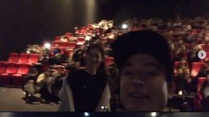 ‘신동범’ 에즈라 밀러·수현, 韓 극장 기습 관객 인사 “사랑해”