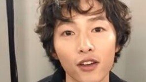 “유부남 실화?”…송중기, 파마머리로 파격 변신