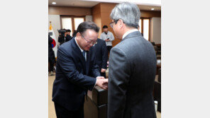 김명수 대법원장, ‘화염병 테러’ 유감 표명…“법치 흔들려”