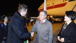 靑 “김정은 답방, 美승인사항 아냐…상황 유동적”