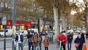 “자동차 없애라” 교통지옥 파리, 퍼스널 모빌리티 대열풍