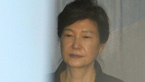 ‘공천개입’ 박근혜 징역 2년 상고 포기…첫 확정판결