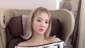 [#해시태그 컷] 효연, 기내식 오프숄더룩