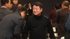 청바지 차림 이웅열 “금수저 내려놓고 청년창업의 길 가겠다”