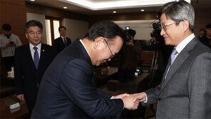 김부겸 장관 “화염병 투척 유감”… 김명수 대법원장 사과방문