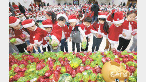 “1년간 동전 모았어요” 돼지저금통 기부