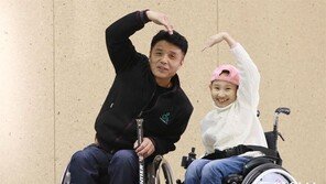 휠체어가 맺어준 인연… “서른살 차이지만 친구랍니다”
