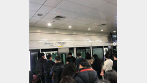 출근길 신분당선 ‘스크린도어 고장’으로 지연운행…“또 지각” 불만 폭주