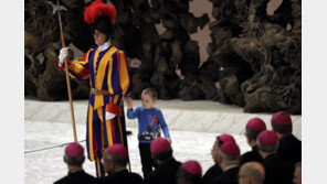 “경비병 아저씨가 좋아” 교황, 연단 올라 장난친 6세 장애소년에…