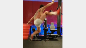 [영상]즐라탄 “내 태권슛 기억나니? 바로 이 기술”…발차기 실력 자랑