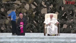 [영상] 교황청 단상에 뛰어든 꼬마…교황이 놀게 내버려 둔 이유는?