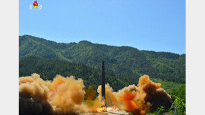 38노스 “北ICBM 화성-14형, 당초 분석보다 사거리 짧아”