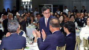 마지막 순방 수행 김동연 부총리…잊지 않고 예우한 文대통령