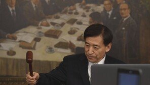 한국은행, 1년 만에 기준금리 0.25%p 전격 인상…‘가계빚 부담’이 컸다