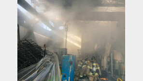 [영상] 경기 부천 금속제조 공장서 화재, 현장 보니…검은 연기 ‘가득’