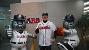 투수 배영수, 두산 유니폼 입었다…연봉 1억원