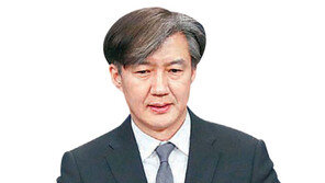 거세지는 책임론… 핀치 몰린 조국