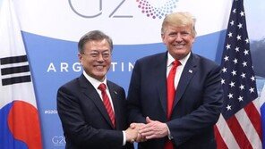 한미 정상 “김정은 답방, 평화정착 모멘텀…‘완전한 비핵화’ 전까진 제재 유지 중요”