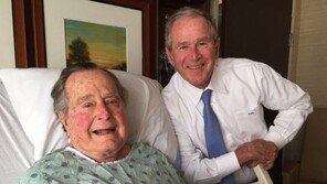 비슷한 길 걸어온 아버지 부시-아들 부시, 리더십 스타일은 달라