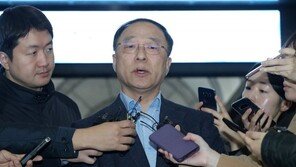 홍남기 “최저임금 인상 가야할 방향”…속도조절론 ‘인정’