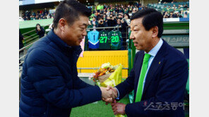 [포토] 김종부 감독의 꽃다발을 받는 최강희 감독!