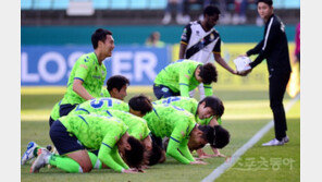 [포토] 최강희 감독에게 큰 절하는 전북!