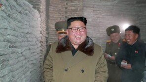 환하게 웃는 김정은 위원장, 동해 수산사업소 현장 시찰