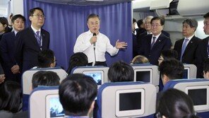 G20 마친 文대통령, 뉴질랜드行 전용기에서 기자간담회 개최