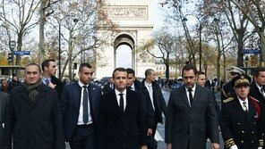 마크롱, 비상 각의 앞서 시위 훼손된 개선문 찾아