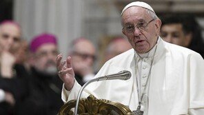 교황 “동성애자, 성직자 길 들어서지 말아야”